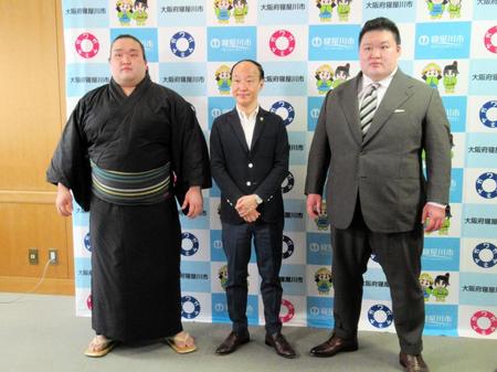 寝屋川市の広瀬市長（中央）を表敬訪問した新十両の豪ノ山（左）と師匠の武隈親方
