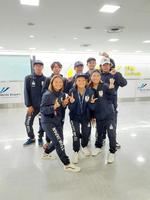 世界ジュニア選手権から帰国した日本代表、（前列左から２番目の）池田美来＝成田空港