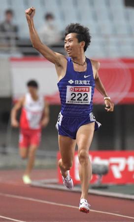 　男子５０００ｍ決勝で、スパートをかけながら拳を突き上げる遠藤日向（撮影・北村雅宏）