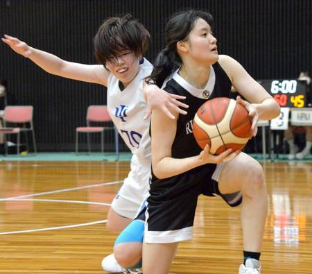 　第３Ｑ、競り合う立命大・杉野未怜（右）