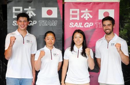 　パリ五輪挑戦の意向を示した（左から）高橋稜レオ、山崎アンナ、高野芹奈、森嶋ティモシー