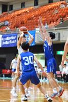 　試合終了直前、最後のシュートを放つ関学大・山際