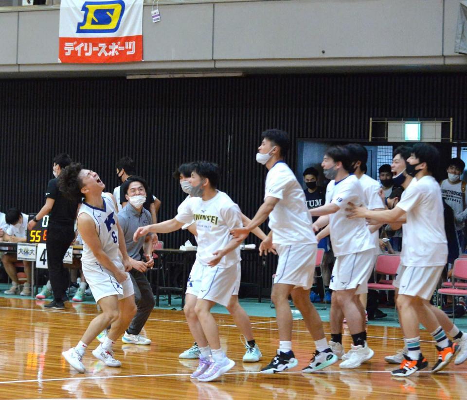 　劇的なブザービーターを決め、雄叫びを上げる関学大・山際（左端）＝撮影・和田康志