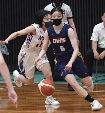 　ドリブルする大阪人間科学大・清水咲来（撮影・石井剣太郎）