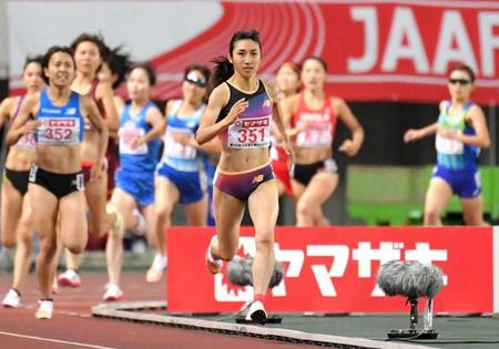 　女子１５００メートル決勝で後続を引き離す田中希実（中央）