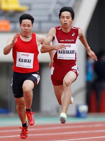 　男子１００メートル（視覚障害Ｔ１３）　１０秒７３で優勝した川上秀太（右）＝神戸ユニバー記念競技場