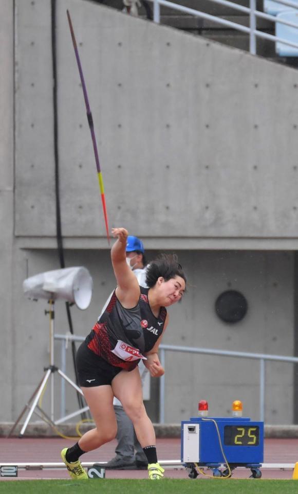 　女子やり投げ決勝、やりを投げる北口榛花（撮影・北村雅宏）