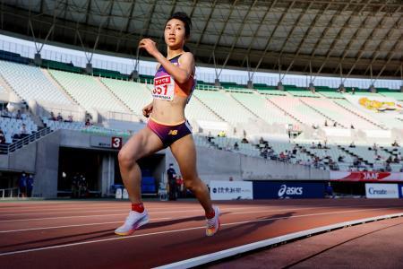 　女子５０００メートル　１５分５秒６１で優勝した田中希実＝ヤンマースタジアム長居