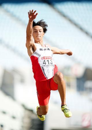　男子走り幅跳び　８メートル２７で優勝した橋岡優輝＝ヤンマースタジアム長居