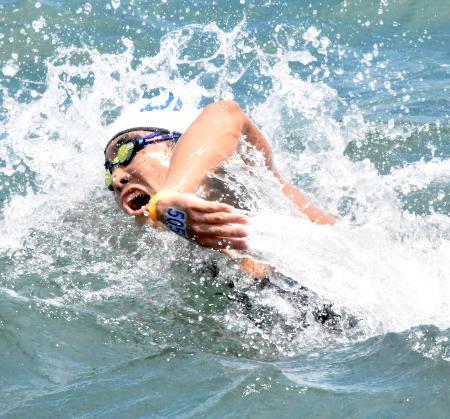 　男子５キロを制した南出大伸＝千葉県館山市北条海岸沖