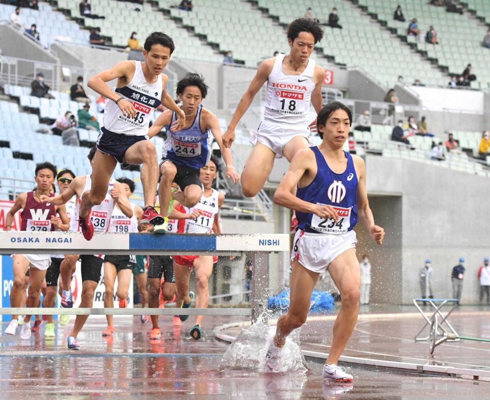 　男子３０００メートル障害で快走する三浦龍司（右端）＝撮影・北村雅宏