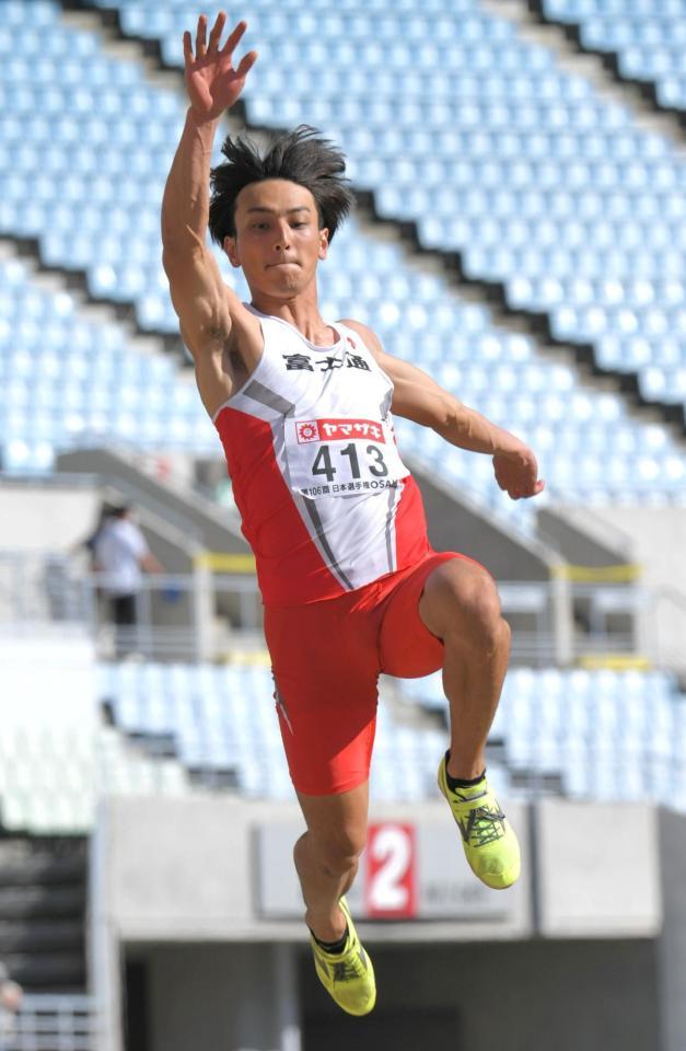 　男子走り幅跳び決勝で高々と舞い上がる橋岡優輝（撮影・北村雅宏）