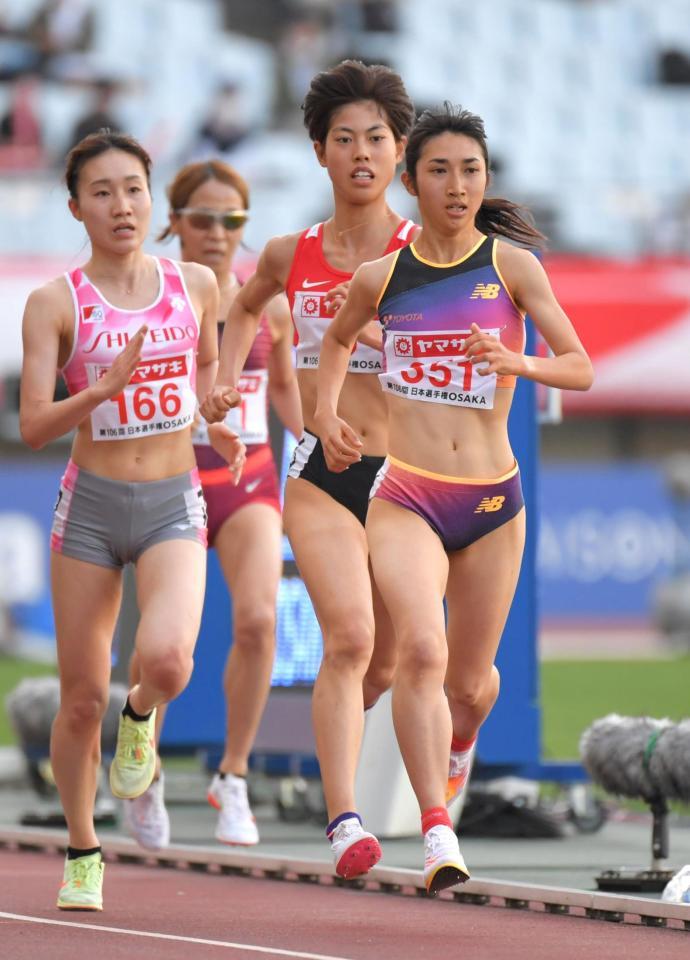 　女子５０００メートル決勝で先頭に立つ田中希実（右）＝撮影・北村雅宏
