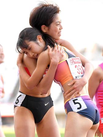 　女子５０００メートルを制し、広中璃梨佳（奥）と抱き合う田中希実（撮影・北村雅宏）