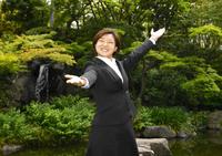 　トレードマークの笑顔でポーズを決める坂本花織（撮影・石井剣太郎）