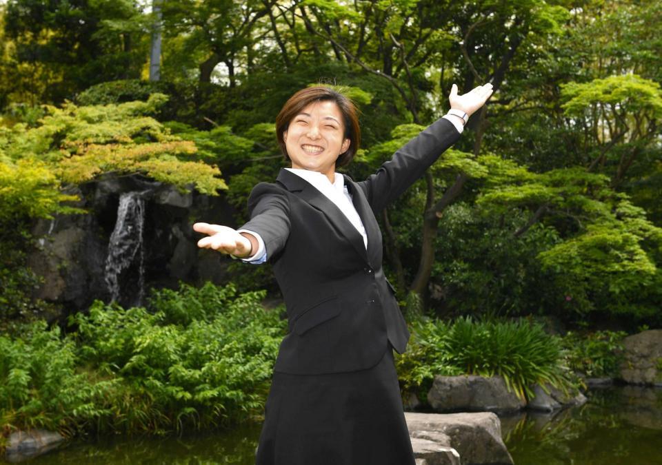 　トレードマークの笑顔でポーズを決める坂本花織（撮影・石井剣太郎）