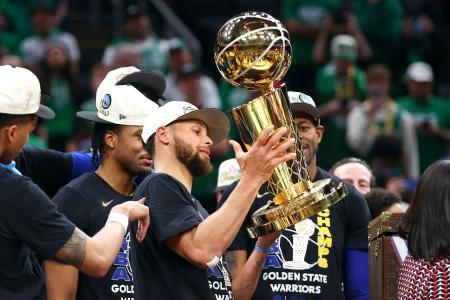 　ＮＢＡ決勝を制し、優勝トロフィーを掲げるウォリアーズのカリー＝ボストン（ゲッティ＝共同）