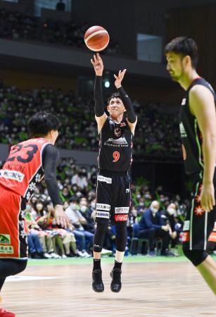 　引退試合で３点シュートを放つ、バスケットボール男子Ｂリーグ１部北海道の折茂武彦さん＝北海きたえーる