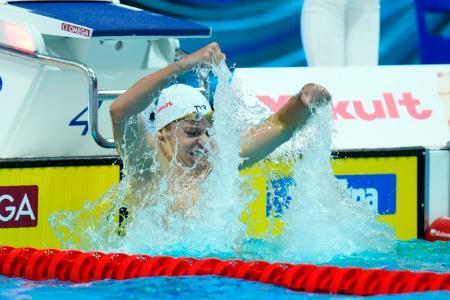 　世界水泳第１日、男子４００メートル個人メドレーを制し、喜ぶレオン・マルシャン＝１８日、ブダペスト（ＡＰ＝共同）