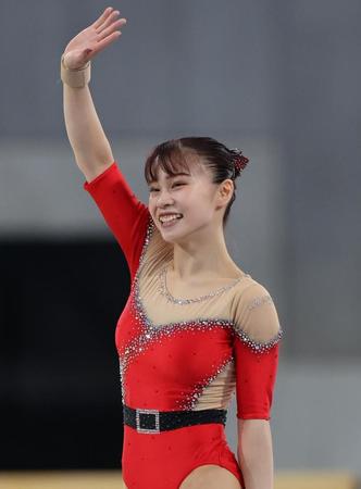 　女子床運動の演技を終え手を振る杉原愛子