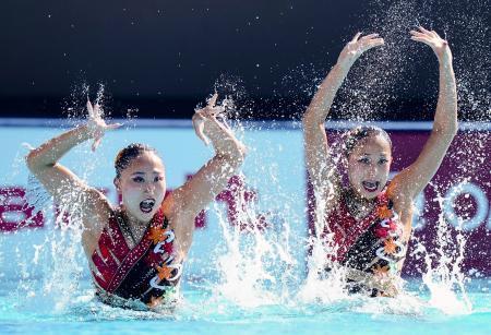 　デュエットＴＲ決勝　演技する吉田萌（左）、比嘉もえ組＝ブダペスト（共同）