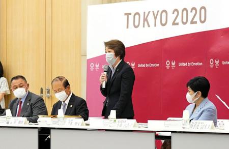 東京五輪・パラリンピック組織委の理事会であいさつする橋本聖子会長（右から２人目）。左からＪＯＣの山下泰裕会長、武藤敏郎事務総長、右端は東京都の小池百合子知事＝21日午後、都庁