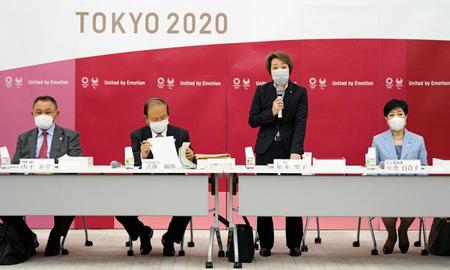 東京五輪・パラリンピック組織委の理事会であいさつする橋本聖子会長（右から２人目）。左からＪＯＣの山下泰裕会長、武藤敏郎事務総長、右端は東京都の小池百合子知事＝21日午後、都庁