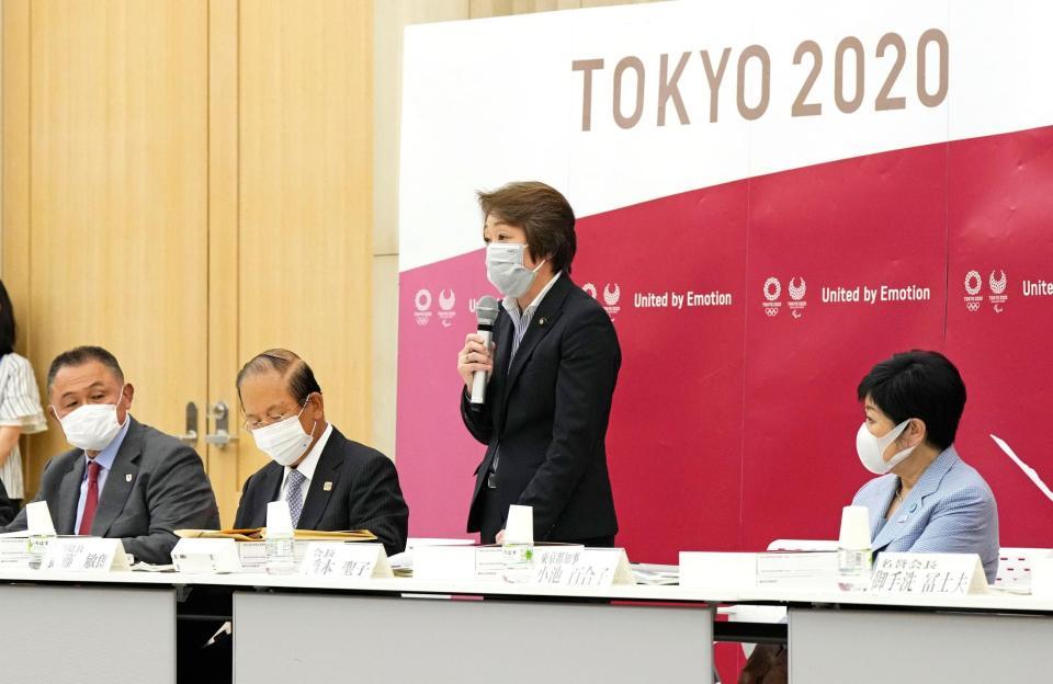 東京五輪・パラリンピック組織委の理事会であいさつする橋本聖子会長（右から２人目）。左からＪＯＣの山下泰裕会長、武藤敏郎事務総長、右端は東京都の小池百合子知事＝21日午後、都庁