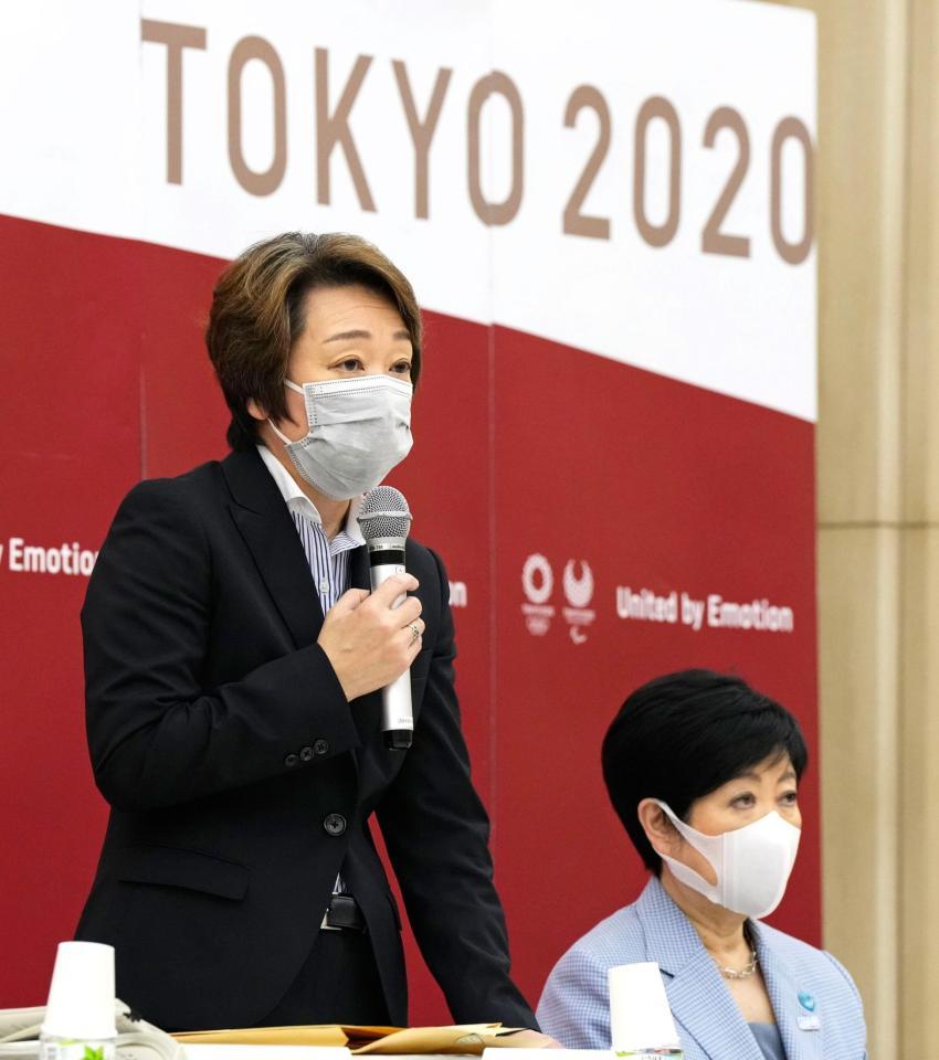 東京五輪・パラリンピック組織委の理事会であいさつする橋本聖子会長。右は東京都の小池百合子知事＝21日午後、都庁