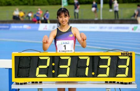 　女子１０００メートルで２分37秒33の日本新をマークし、笑顔でポーズをとる田中希実