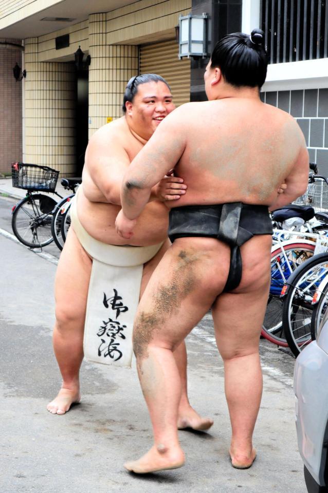 部屋の前で弟弟子に胸を貸す御嶽海（左）