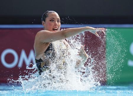 　水泳世界選手権アーティスティックスイミングのソロ・フリールーティンで、金メダルを獲得した乾友紀子の演技。テクニカルルーティンとの２冠を達成した＝２２日、ブダペスト（共同）