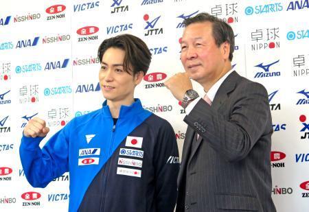 　日本卓球協会のホープスナショナルチームのコンディショニングコーチに就任したＴＥＴＳＵＹＡさん（左）と宮崎義仁専務理事＝２３日、東京都新宿区