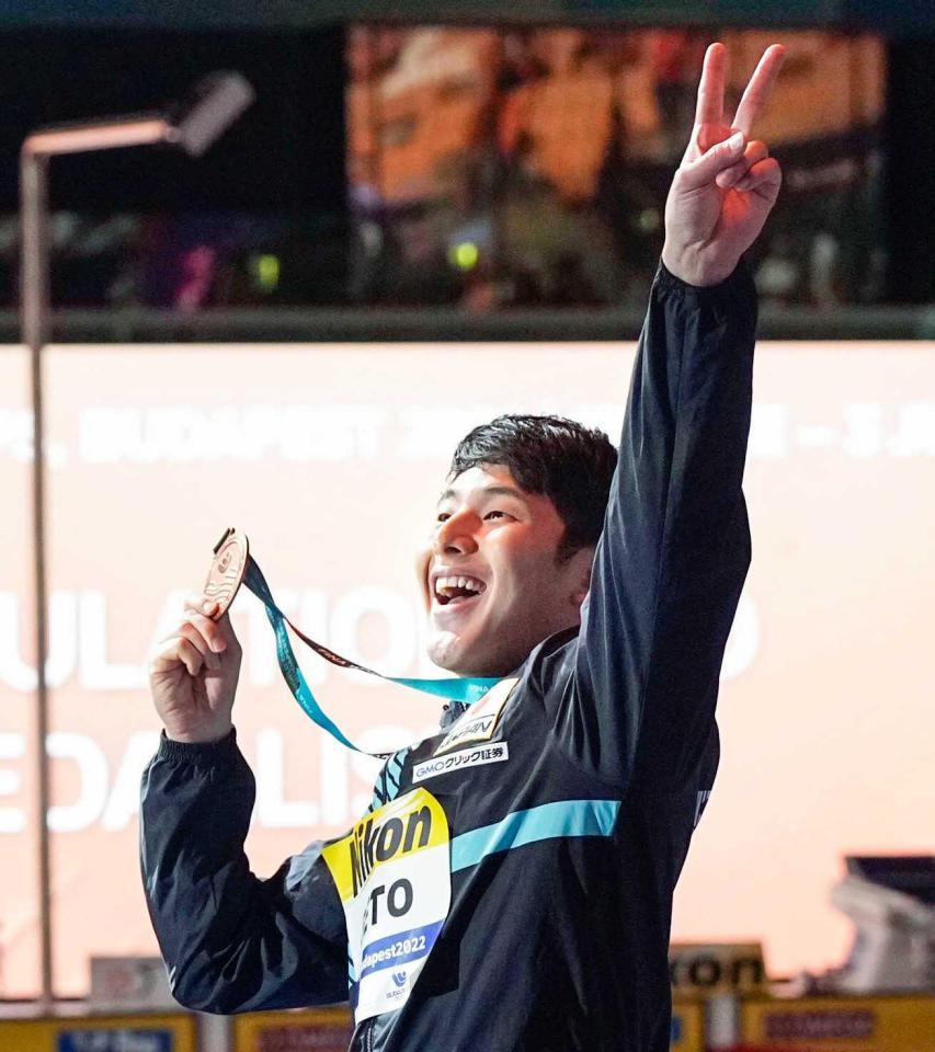 　男子２００メートル個人メドレーで獲得した銅メダルを手に喜ぶ瀬戸大也（共同）