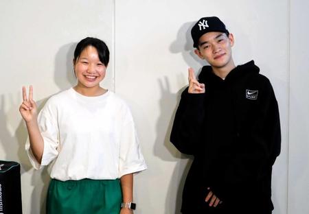 　成田空港で取材に応じた西矢椛（左）と白井空良