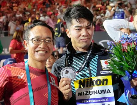 で銀メダルを獲得し、下山好充コーチ（左）と写真に納まる水沼尚輝（共同）