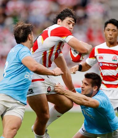 　日本－ウルグアイ　後半、突破を図るライリー（中央）＝ミクニワールドスタジアム北九州