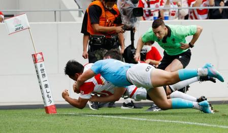 　日本－ウルグアイ　前半、タックルを受けながら先制トライを決める坂手（奥）＝ミクニワールドスタジアム北九州