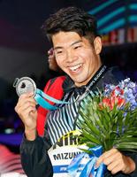 銀メダルを手に笑顔の水沼尚輝（共同）