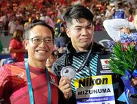 で銀メダルを獲得し、下山好充コーチ（左）と写真に納まる水沼尚輝（共同）