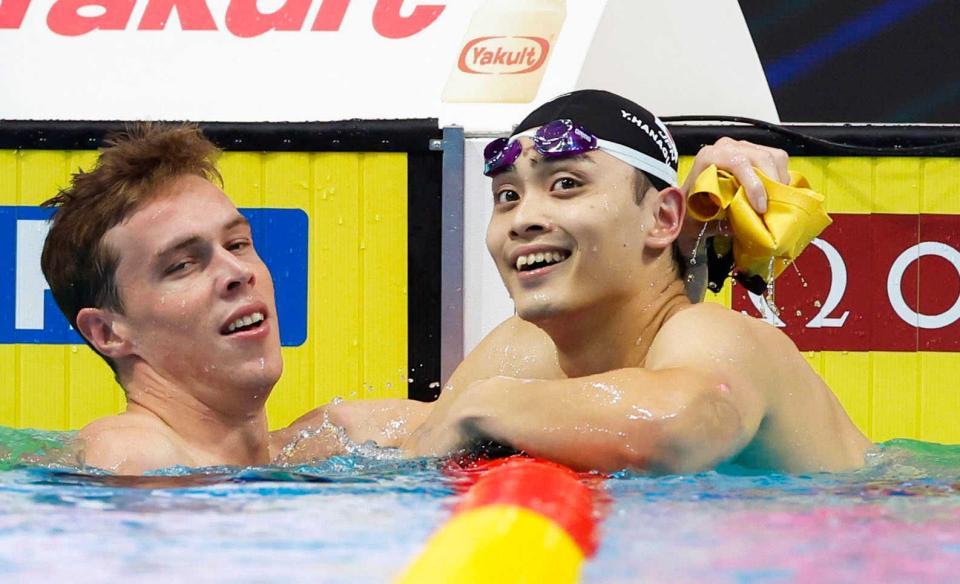 　男子２００メートル平泳ぎ決勝のレースを終え、優勝したオーストラリアのザック・スタブルティクック（左）と健闘をたたえ合う銀メダルの花車優（共同）