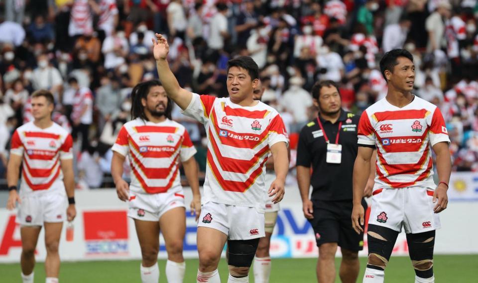 　ウルグアイに快勝し、スタンドに手を振る坂手（中）。右端は山沢