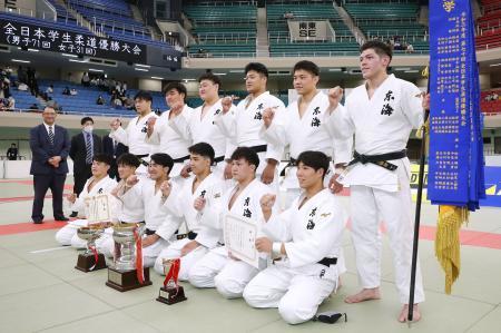 　男子７人制で６連覇を果たした東海大の選手たち＝日本武道館