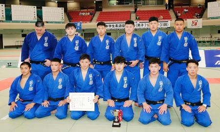 　男子７人制で準優勝だった国士舘大。後列左端は決勝の代表戦で敗れた斉藤＝日本武道館