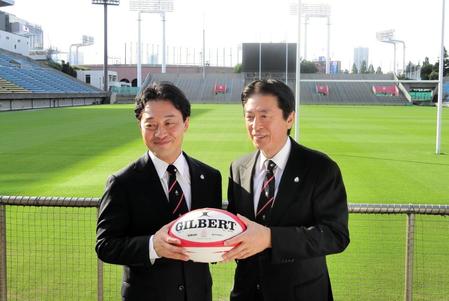 　日本ラグビー協会の土田雅人新会長（右）と岩渕健輔専務理事