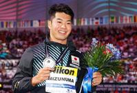 　男子１００メートルバタフライで獲得した銀メダルを手に笑顔の水沼尚輝（共同）