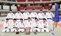 　男子７人制で６連覇を果たした東海大の選手たち＝日本武道館