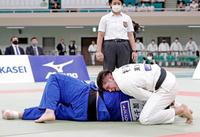 　男子７人制決勝の代表戦延長で国士舘大・斉藤（下）を抑え込む東海大・村尾＝日本武道館