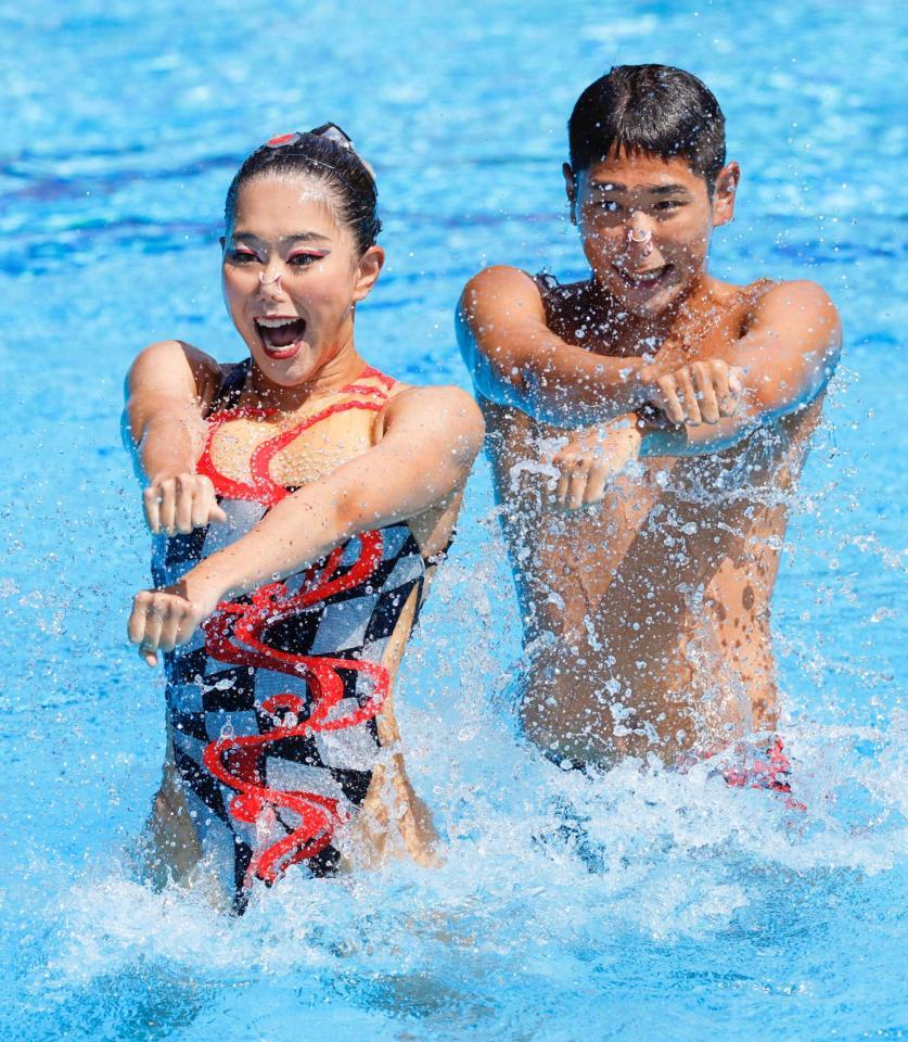 　銀メダルを獲得した佐藤友花（左）、佐藤陽太郎組の演技（共同）