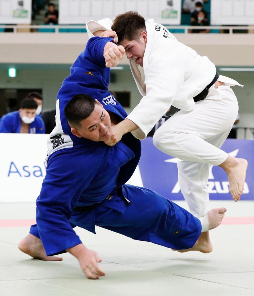 　男子７人制決勝の代表戦で東海大・村尾（右）から攻められる国士舘大・斉藤＝日本武道館